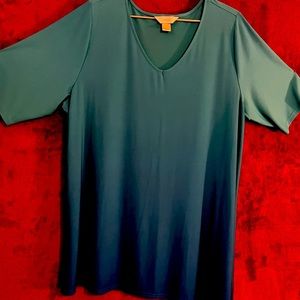 CJ Banks polyester top. Short sleeve.